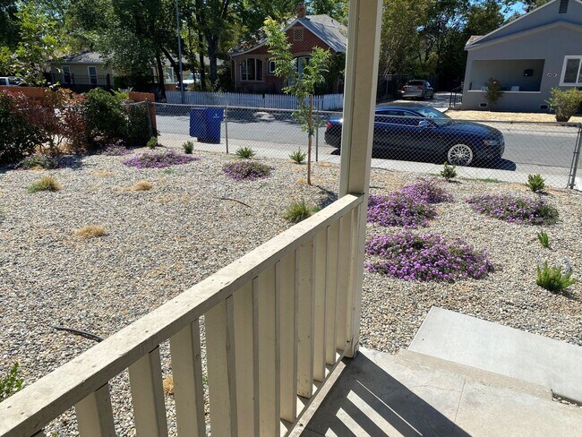 Building Photo - Charming 2 Bed 1 Bath Home