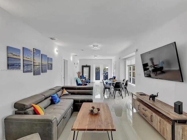 Building Photo - 715 Hollywood Blvd