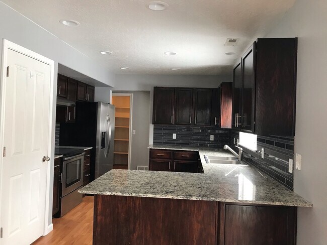 Building Photo - 5503 Lorraine Way