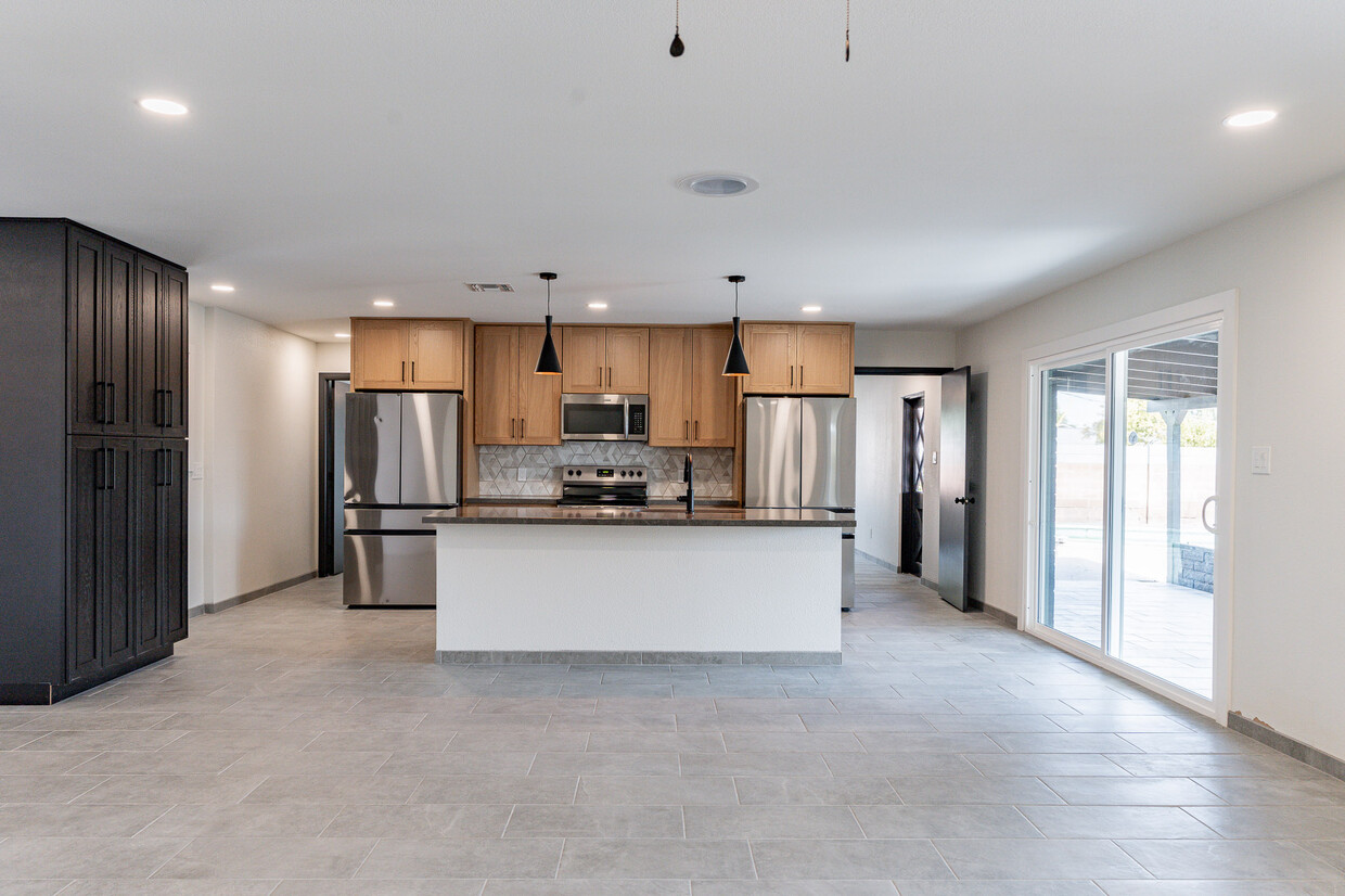Primary Photo - 203 E Manhatton Dr