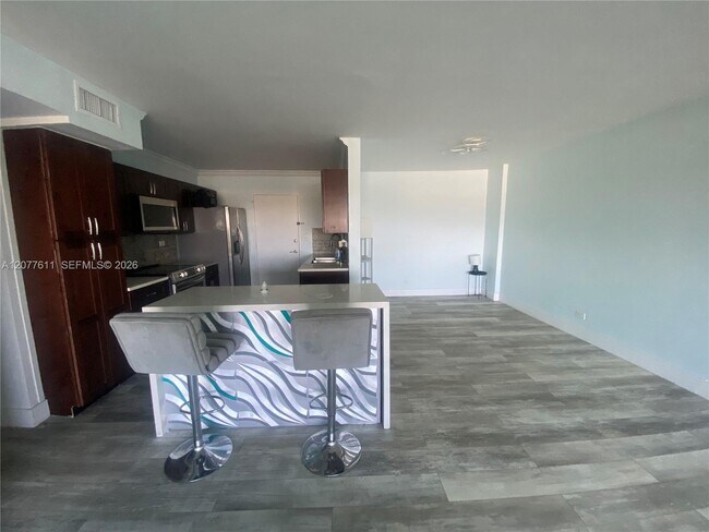 Foto del edificio - 800 NE 195th St