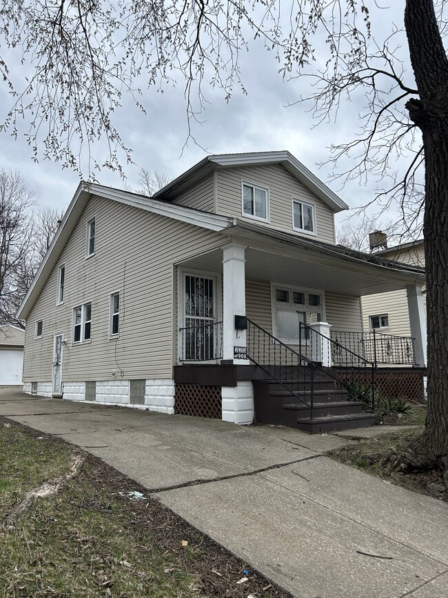 Building Photo - 3925 E 120th St