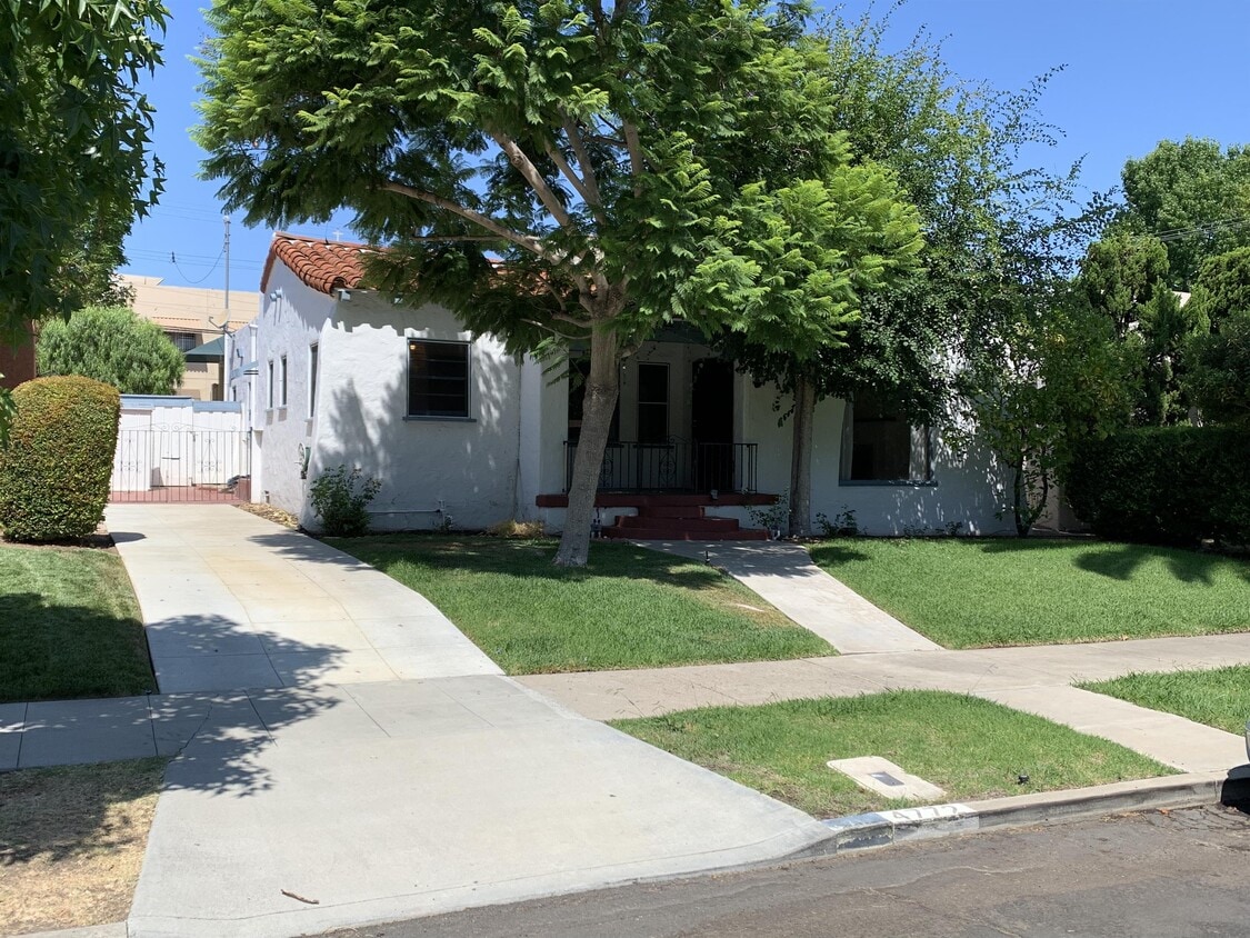 Foto principal - 4772 Edgeware Rd