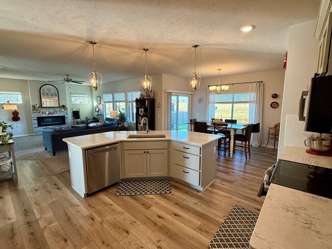 Building Photo - Home For Rent In Papillion