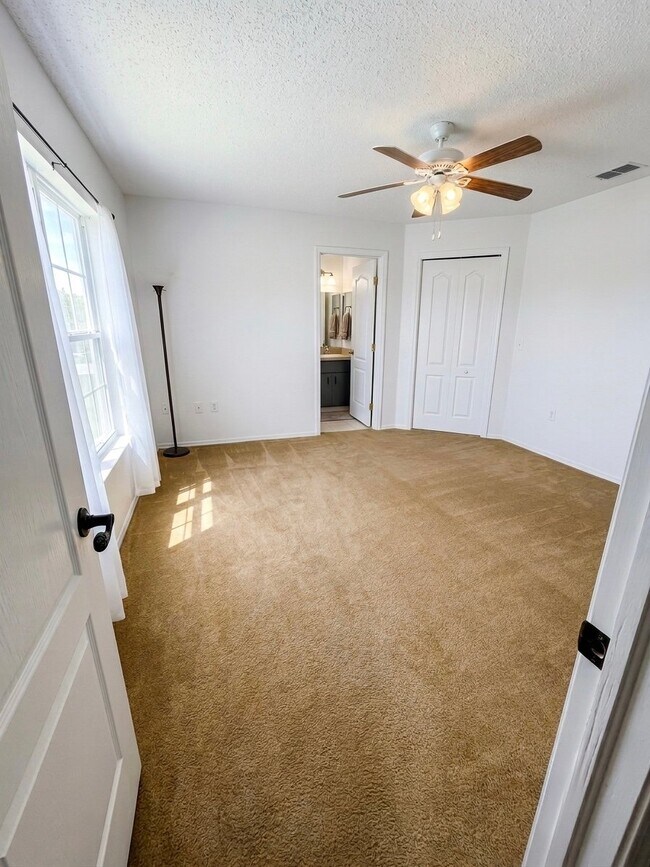 Foto del edificio - 3004 Wentworth Pl