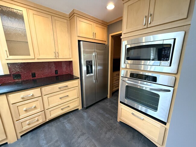 Building Photo - 1004 Brookside Dr