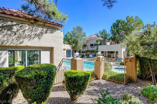 Foto del edificio - 1900 Villa Palms Ct