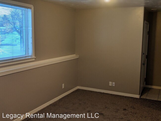 Building Photo - 2 br, 1 bath House - 215 W Center St #14