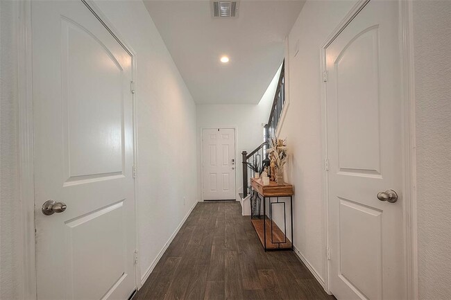 Building Photo - 14882 Cypress Holw Dr