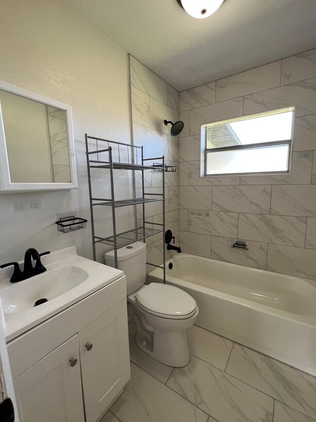 Building Photo - 2/1 Duplex