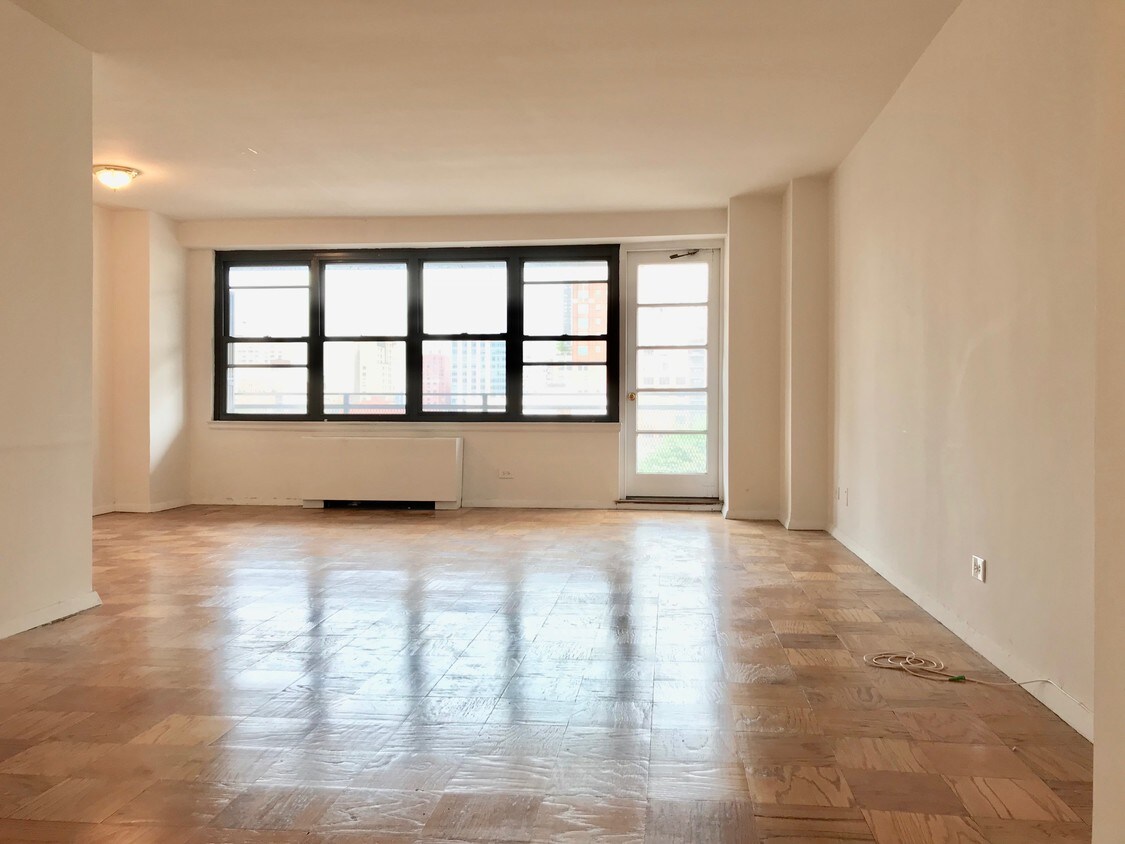 Primary Photo - 242 E 82nd St