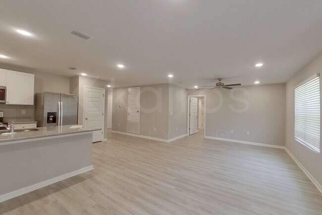 Building Photo - 305 Monarch Ln