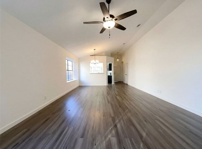 Foto del edificio - 2109 Woodland Oaks Dr