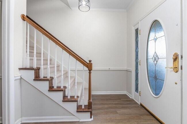 Building Photo - Beautiful townhome in the Cardinal Golf Co...