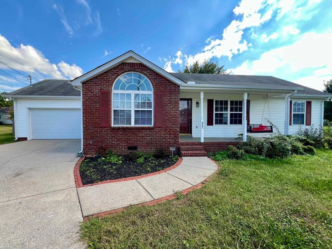 Primary Photo - 3 Bed 2 Bath Home, Huge Fenced Backyard!