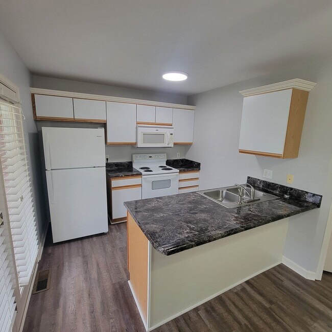 Building Photo - 2/1 Duplex- Cookeville- Large Corner Lot