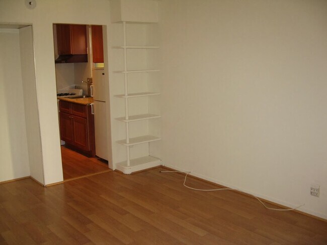 Foto del edificio - 10625-10631 Eastborne Ave