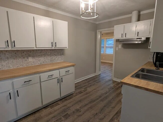 Building Photo - 210 Crescent Dr