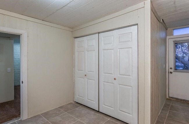 Building Photo - Eclectic 2 Bedroom 1 Bathroom with 2 Offic...