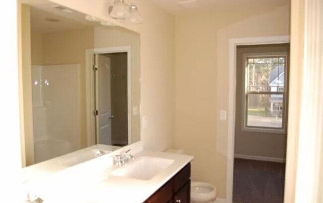 Foto del edificio - Spacious 4-Bedroom Home with Bonus Room in...