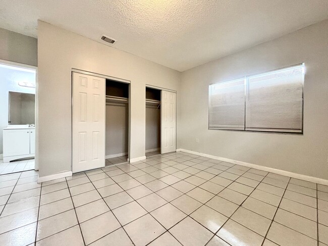 Building Photo - 3 Bedroom Private home with yard