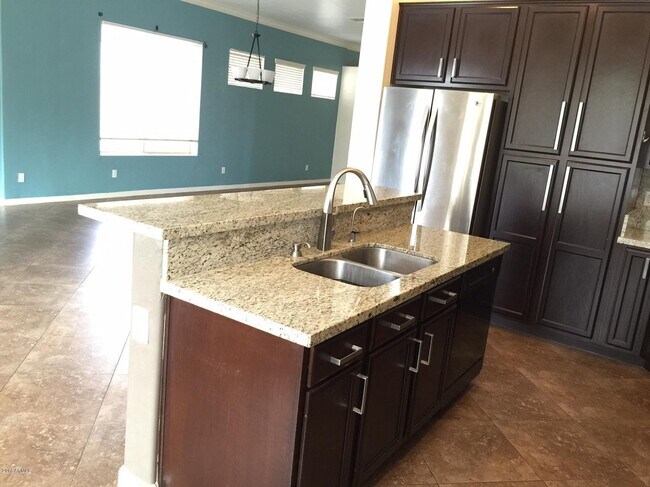 Building Photo - 853 W Raven Dr