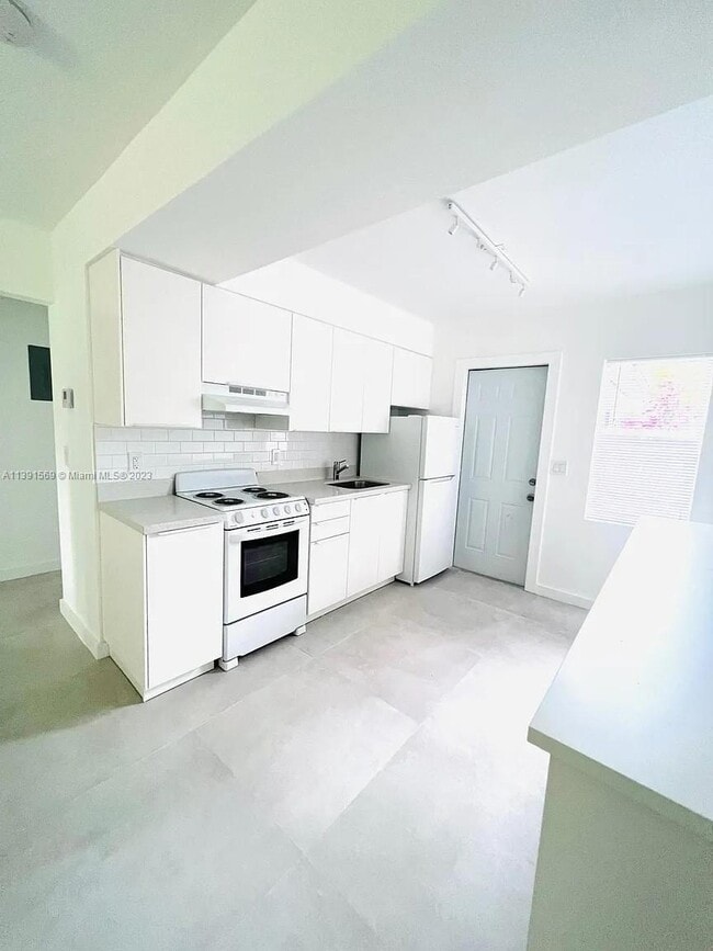 Foto del edificio - 780 NE 122nd St
