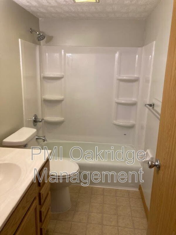 Foto del edificio - 1112 W Main St