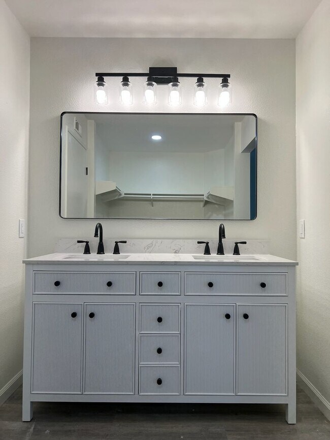 Foto del edificio - Wow! Single Story, 2 Bedroom, 2 Bath, with Community Beach!