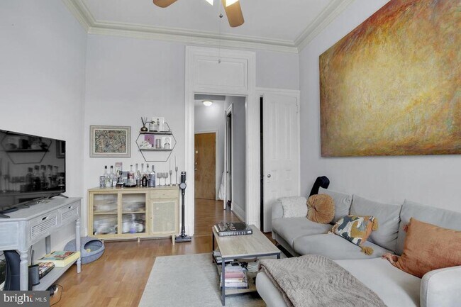 Foto del edificio - 3017 W Girard Ave