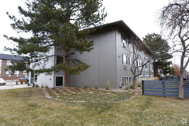 Building Photo - Twin Pines