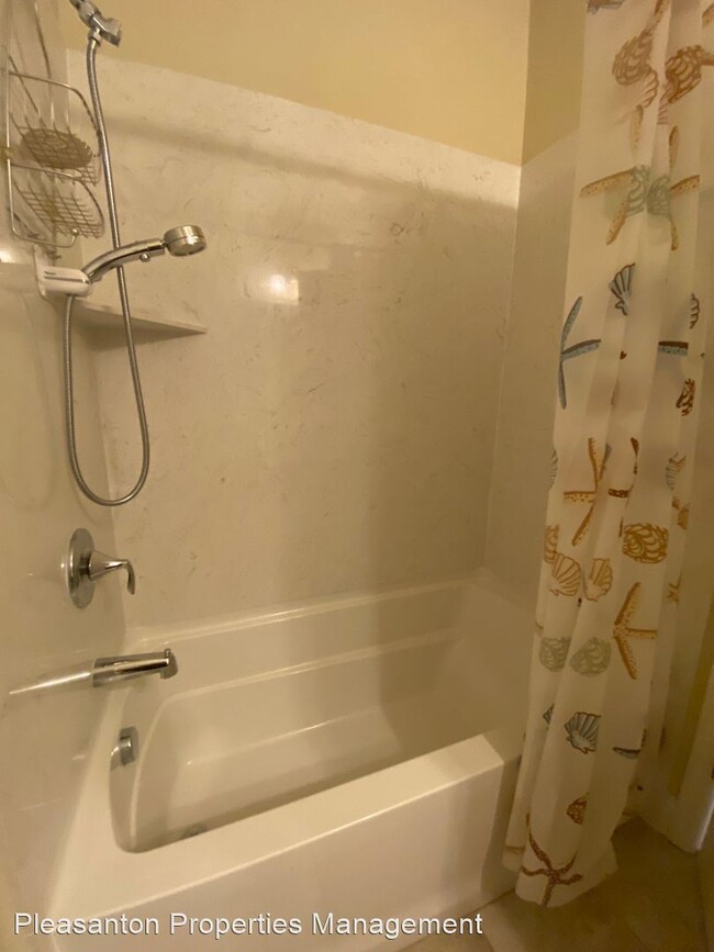 Building Photo - 4 br, 3.5 bath House - 435 Ryan Ter.