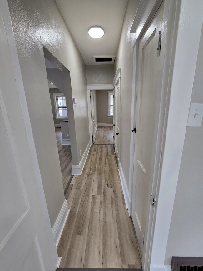 Building Photo - Beautiful 2BR/1BA Rental in Quiet St. Loui...