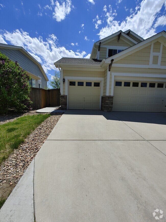 Buffalo Mesa Apartments for Rent with a Swimming Pool Commerce City