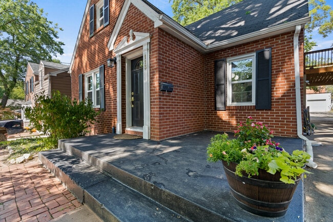 Foto del edificio - 113 Crestmere Ave