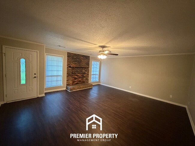Foto del edificio - Charming 3BR/2BA Northport Home with Hardwood Floors & Brick Fireplace!