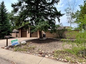 Building Photo - 957 Roxwood Ln