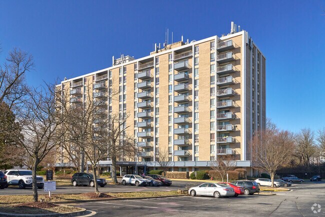 Torre Waterford 14000 Castle Blvd. - Waterford Tower Apartments