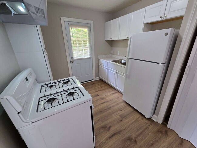 Building Photo - Newly Renovated Ranch Home