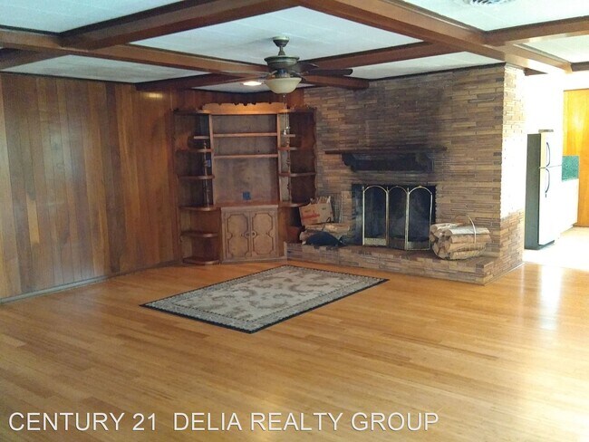 Building Photo - 3 br, 2.5 bath House - 801 W. 8th St.