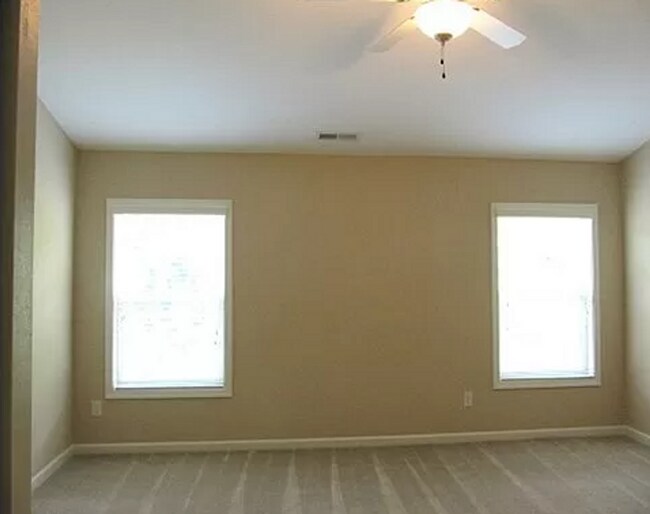 Foto del edificio - Lovely 3 Bedroom Townhouse in the desirable Addison Reserve Neighborhood of Raleigh