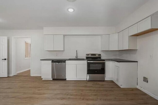 Foto del edificio - 5 Bedroom and 3 Bathroom home available to...