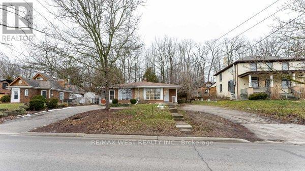 Building Photo - 368 Fountain St S