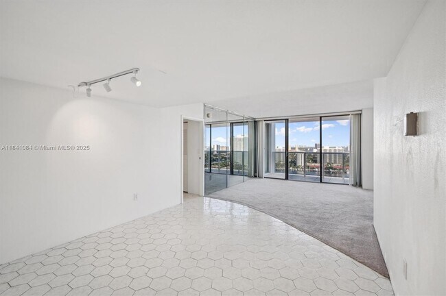 Foto del edificio - 3675 N Country Club Dr