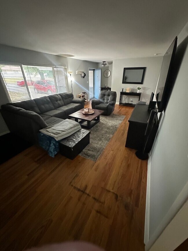 Foto del edificio - Brentwood - 3 bedroom, 1.5 bathroom, 1 car...