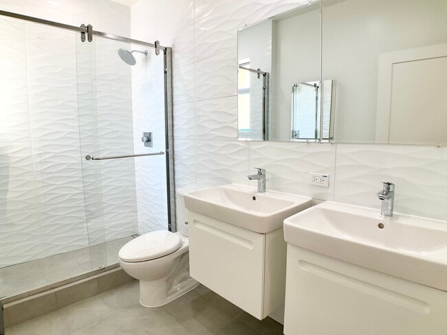 Building Photo - TOP FLOOR REMODELED 2/1. W/D! Dishwasher! ...