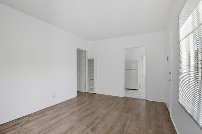 Building Photo - 103 E Tamarack Ave
