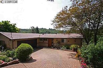 Building Photo - 755 Solana Dr
