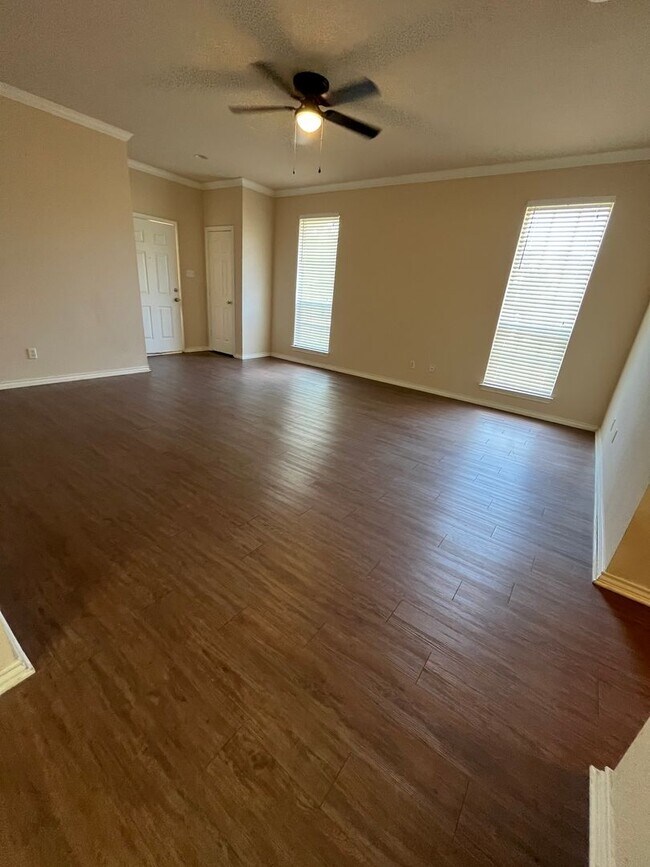 Building Photo - 1506 W Lindsey