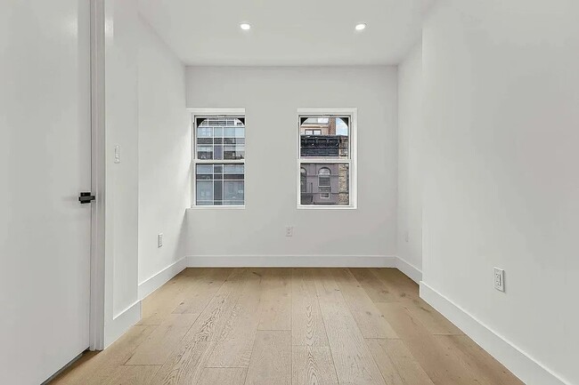 Building Photo - 5 Lispenard St